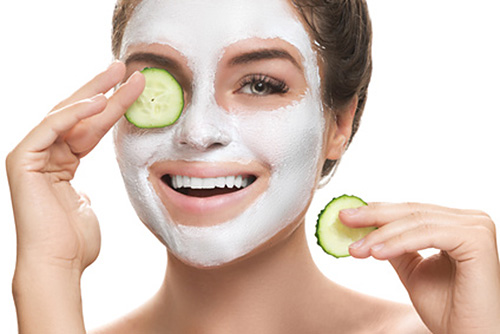 mujer con mascara facial bio peeling